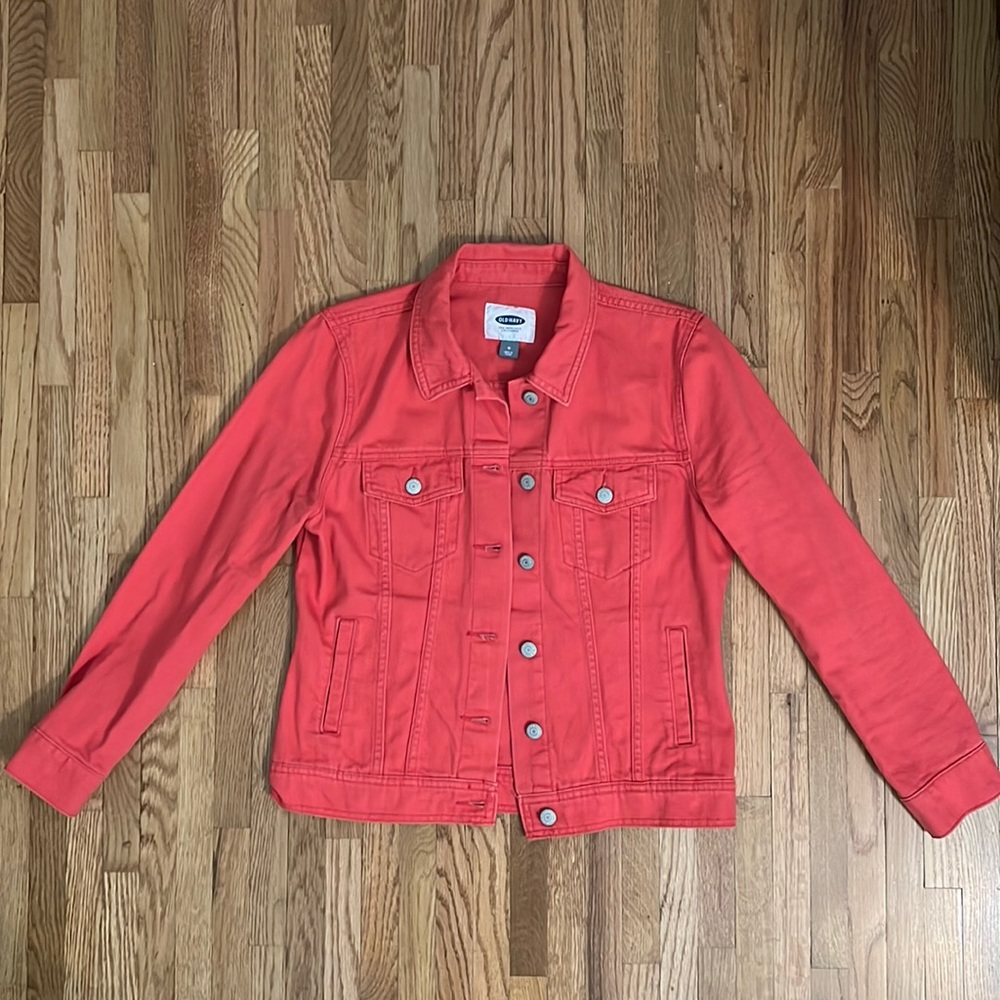 Old Navy women’s denim jacket in sea washed red.